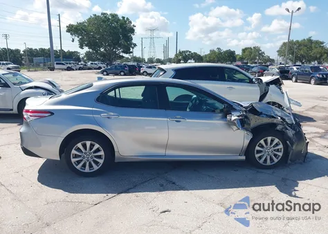 2020 Toyota Camry Le z USA, uszkodzony, nr VIN 4T1C11AKXLU975968